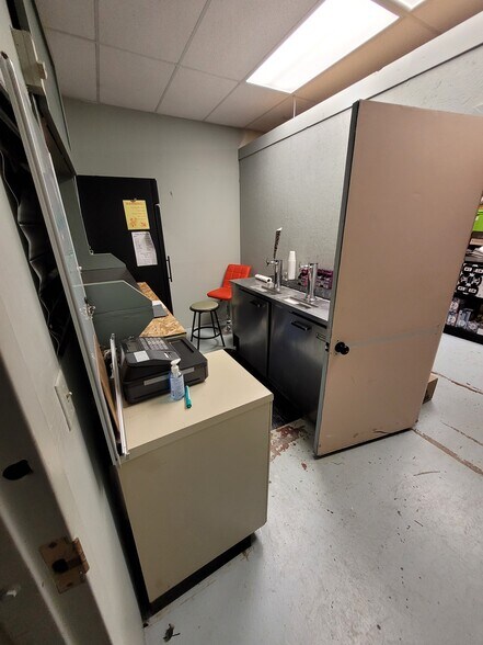 More Photos Of 615 E 3rd St, Kimball Restaurant For Sale