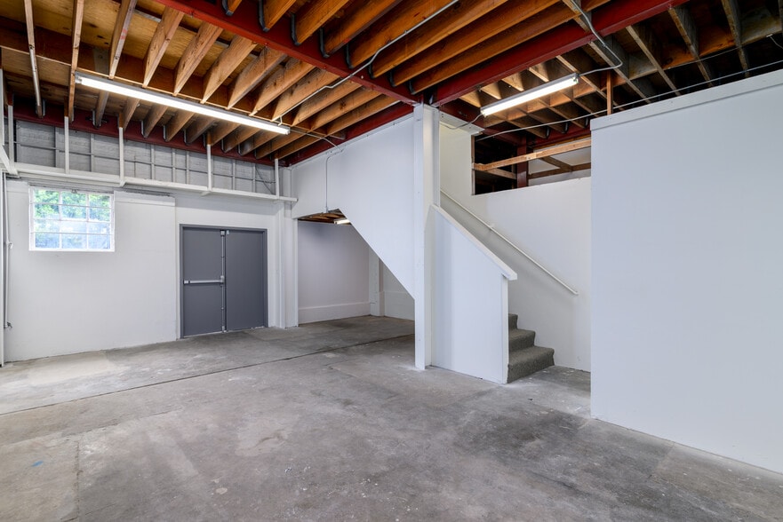 More Photos Of 2037 E Thompson Blvd, Ventura Storefront Retail Office For Lease