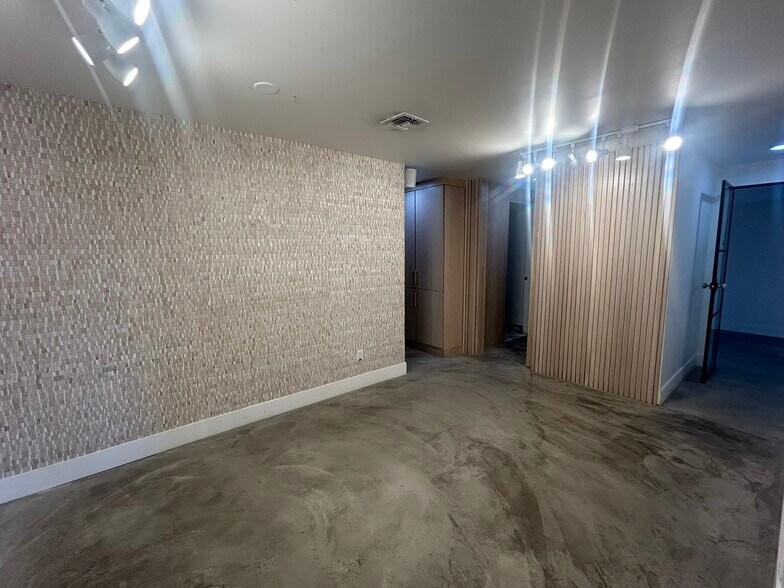 More Photos Of 6922 E 5th Ave, Scottsdale General Retail For Lease