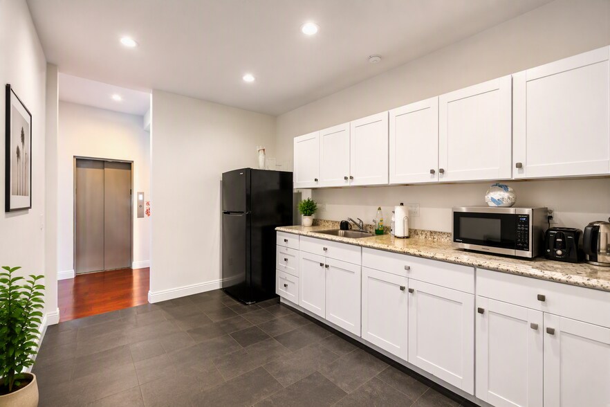 More Photos Of 1112 N Sherbourne Dr, West Hollywood Loft Creative Space For Lease