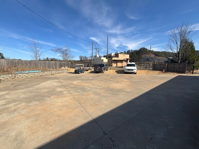 More Photos Of 7000 Crystal Hill Rd, North Little Rock Office For Lease