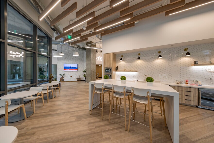 More Photos Of 2800 N Central Ave, Phoenix Office For Sale