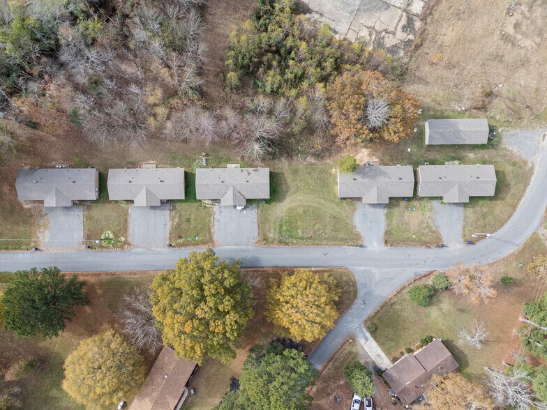 More Photos Of 16 Linder Rd, Greenbrier Apartments For Sale