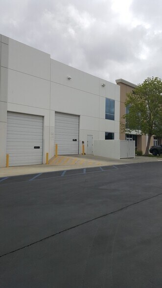 More Photos Of 28875 Industry Dr, Valencia Warehouse For Lease