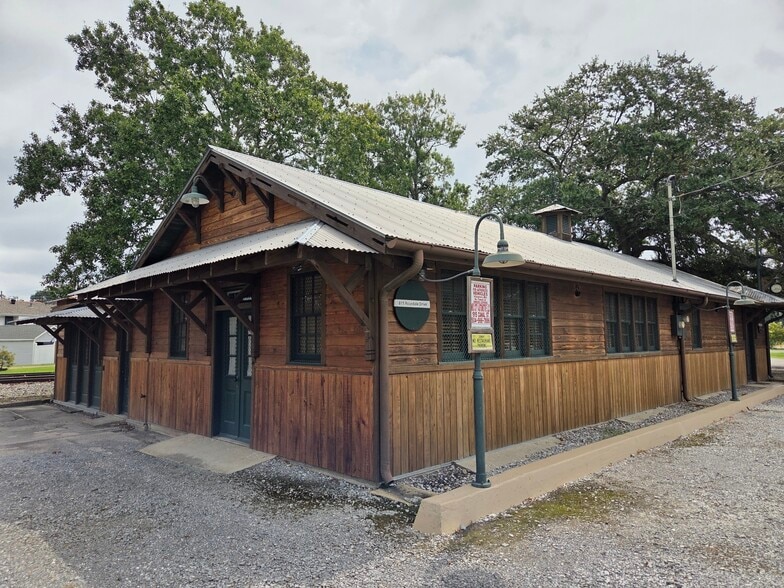 Primary Photo Of 815-817 Rosedale Dr, New Orleans Office For Sale
