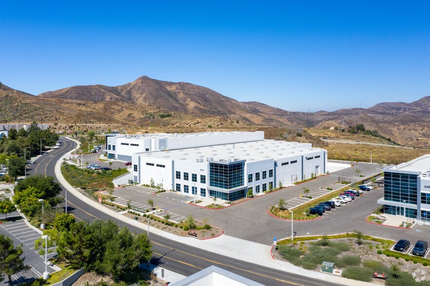 More Photos Of 2455 Conejo Spectrum St, Thousand Oaks Warehouse For Lease