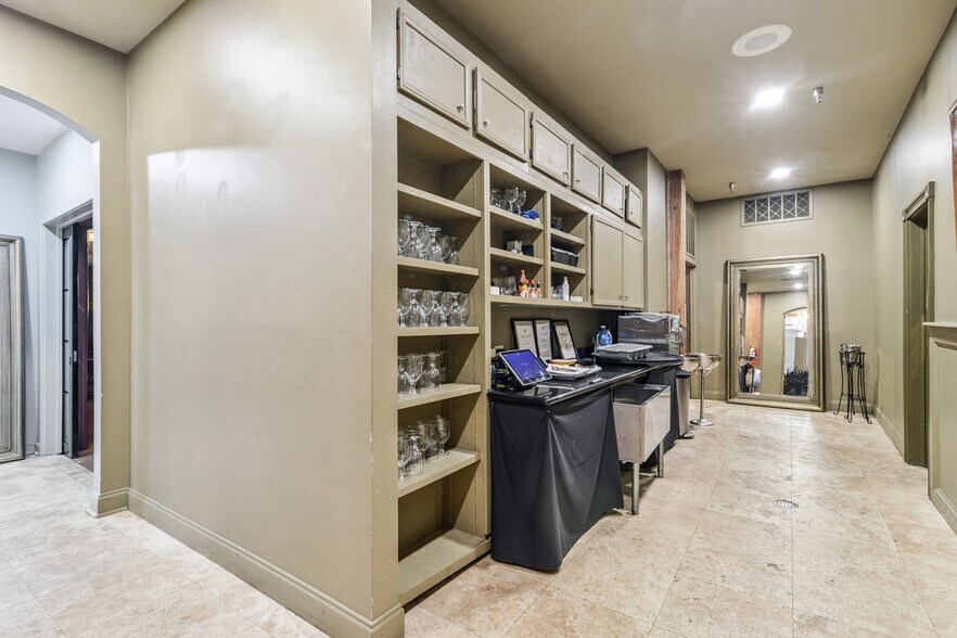 More Photos Of 746 Tchoupitoulas St, New Orleans General Retail For Sale
