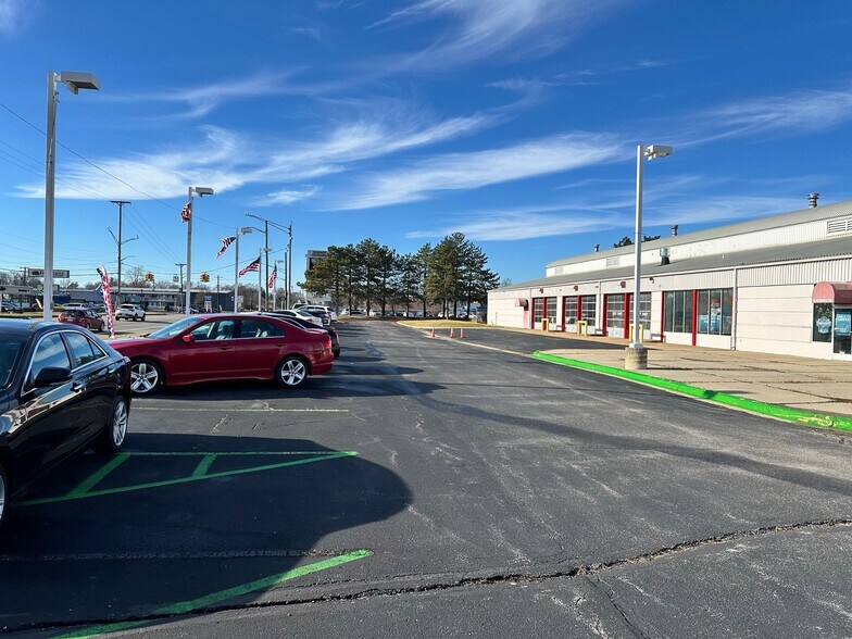 Primary Photo Of 2200 Elizabeth Lake Rd, Waterford Auto Dealership For Sale