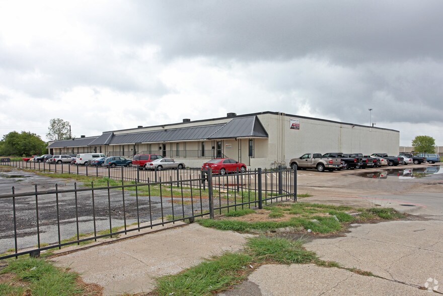 More Photos Of 3022-3032 Lincoln Ct, Garland Warehouse For Lease