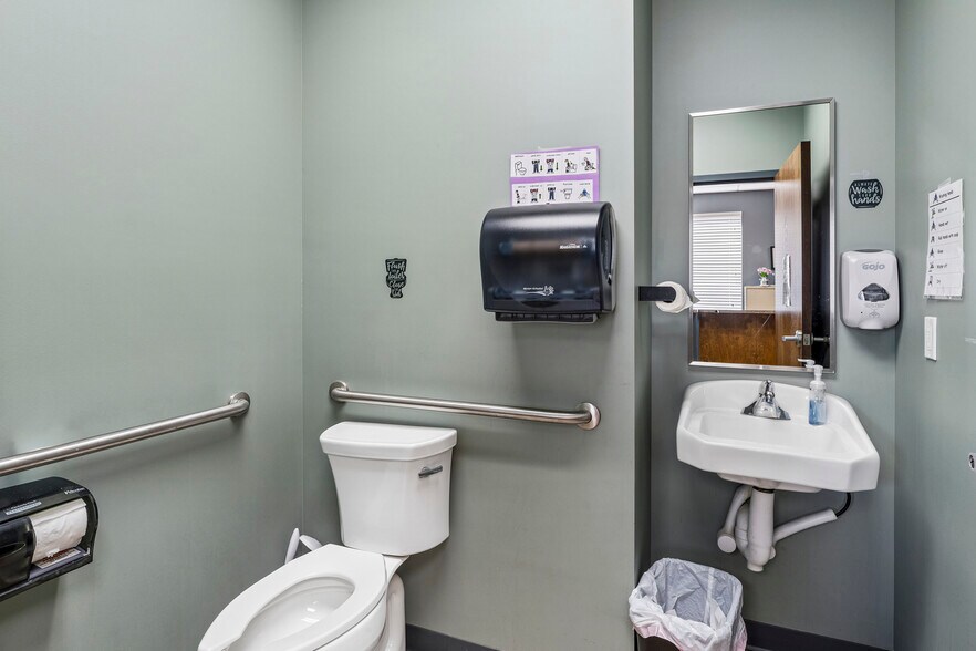 More Photos Of 26208 Lee Hwy, Abingdon Medical For Lease