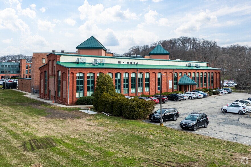 More Photos Of 3550 Main St, Springfield Medical For Lease