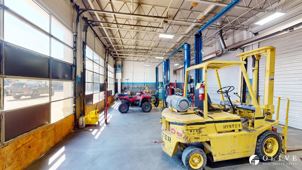 More Photos Of 4351 Austin Bluffs Pky, Colorado Springs Auto Repair For Lease