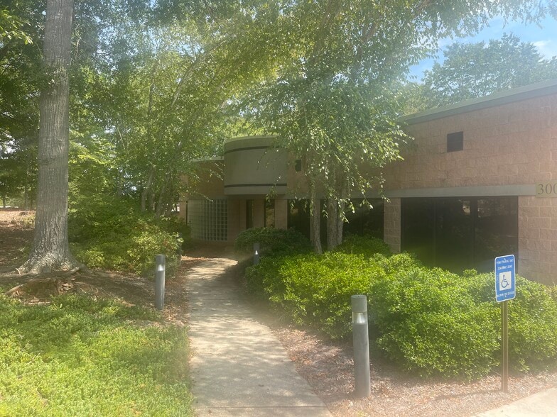 Primary Photo Of 300 Corporate Center Ct, Stockbridge Medical For Lease