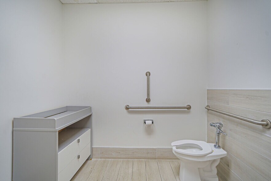 More Photos Of 180 E Main St, Bay Shore Medical For Sale