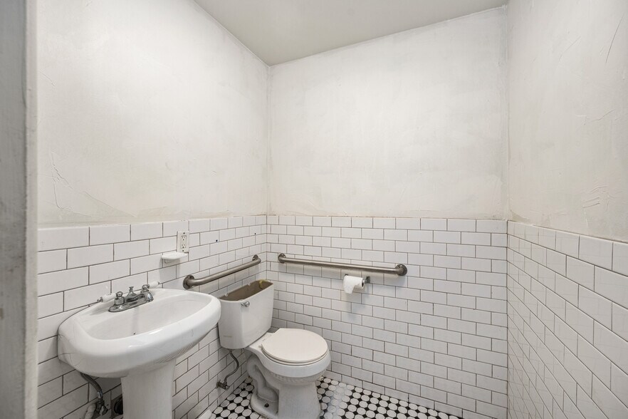 More Photos Of 623 S Anaheim Blvd, Anaheim General Retail For Sale