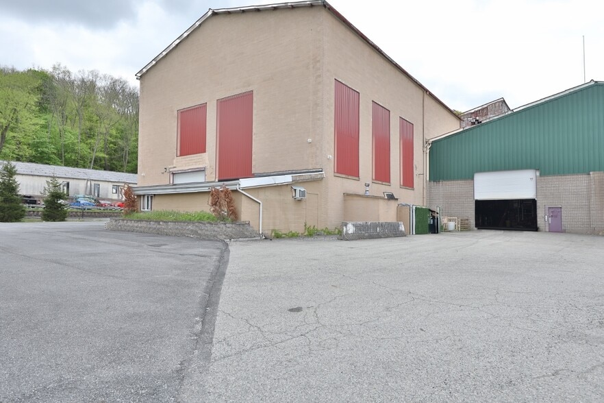 More Photos Of 126 E Dickerson St, Dover Warehouse For Lease