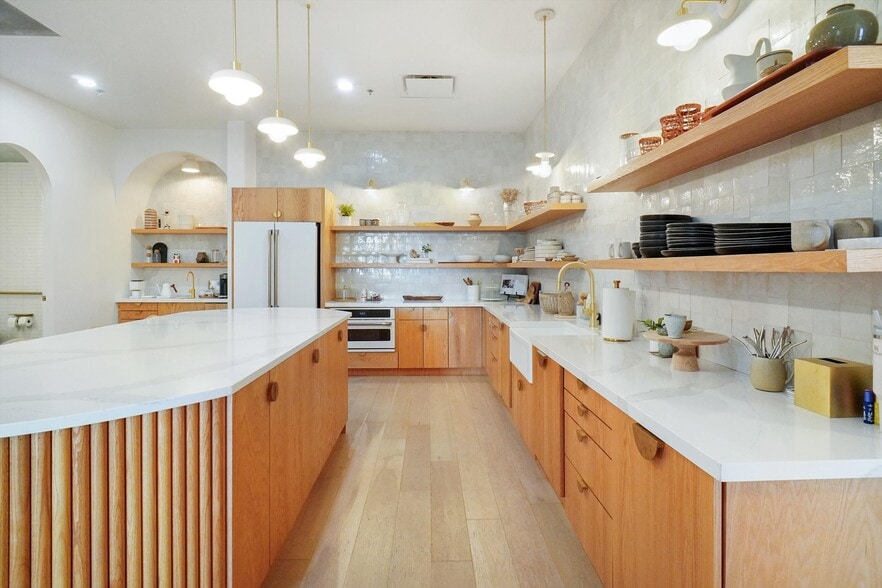 More Photos Of 409 N Oak St, Roanoke Storefront Retail Office For Lease