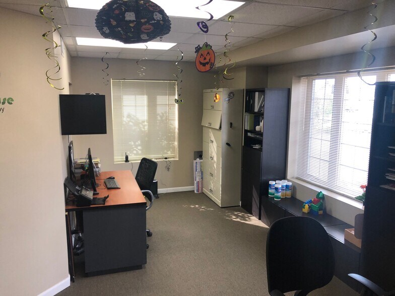 More Photos Of 3341 Hobson Rd, Woodridge Unknown For Lease