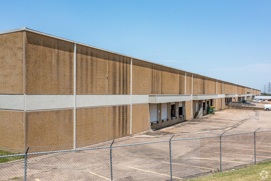 Primary Photo Of 3051-3111 W Commerce St, Dallas Distribution For Sale