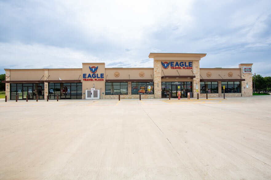 More Photos Of 19676 N Interstate 35, West General Retail For Lease