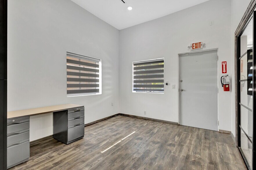 More Photos Of 228 Hibiscus St, Jupiter Light Manufacturing For Sale