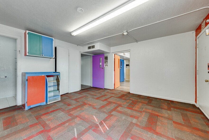More Photos Of 1005 Austin St, Midland Storefront For Sale
