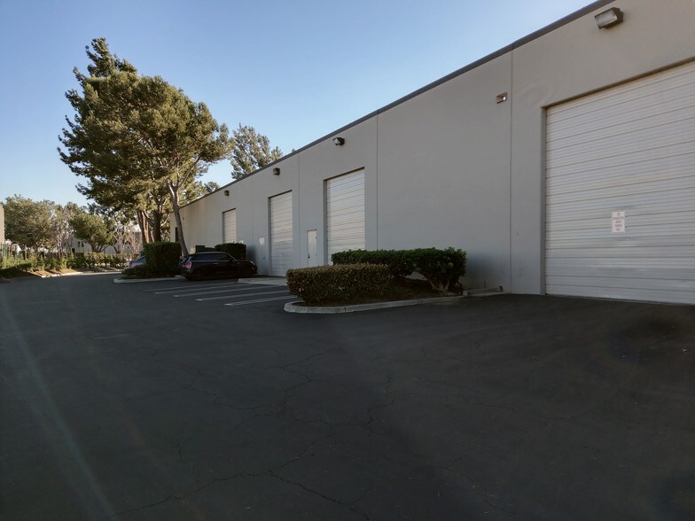 More Photos Of 5873-5895 Rickenbacker Rd, Commerce Light Distribution For Lease