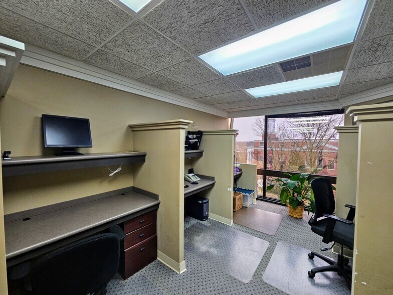 More Photos Of 113 W Public Sq, Glasgow Office For Sale
