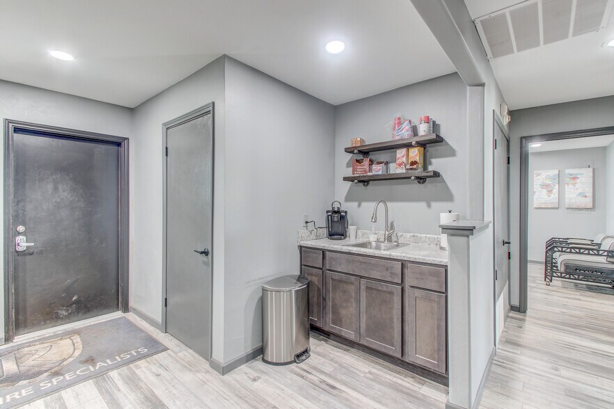 More Photos Of 6532 SW 44th St, Oklahoma City Service For Sale