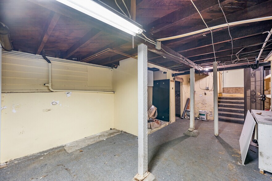 More Photos Of 2823 W 8th St, Los Angeles Office For Lease