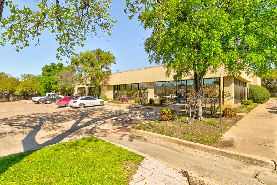 More Photos Of 807 Forest Ridge Dr, Bedford Loft Creative Space For Lease