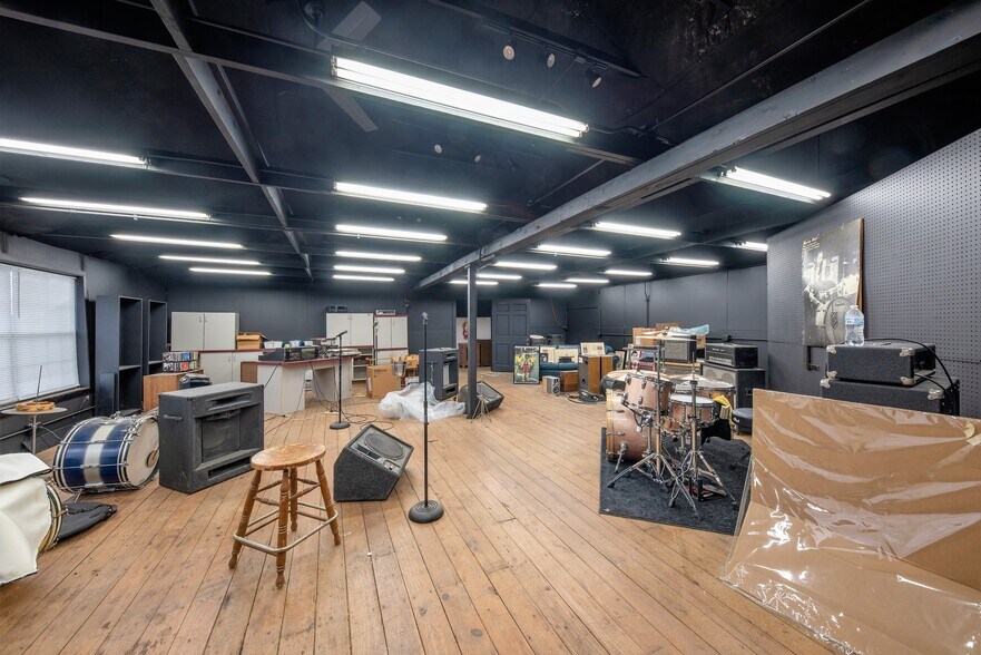 More Photos Of 890 Lake Ave, Woodstock General Retail For Sale