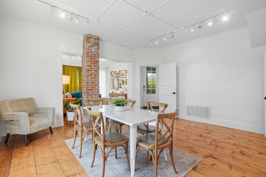 More Photos Of 924 S Main St, Broken Arrow Showroom For Sale