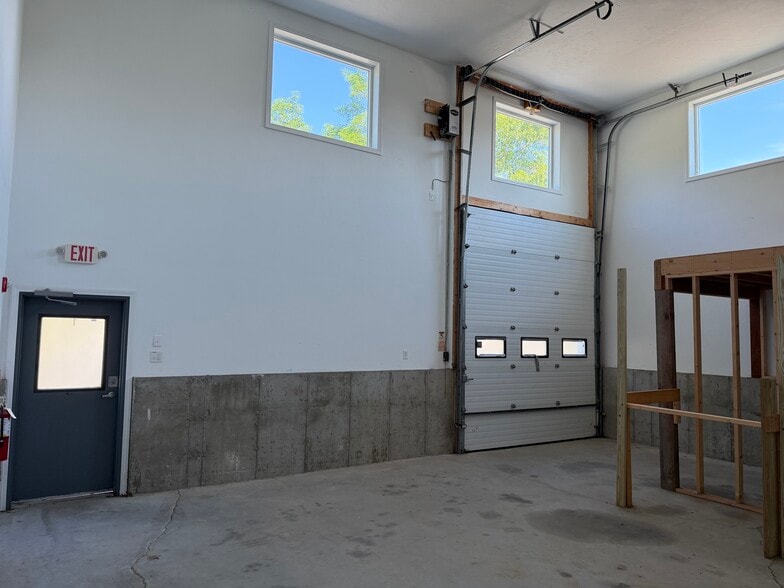 More Photos Of 152 Cranberry Hwy, Bourne Flex For Lease
