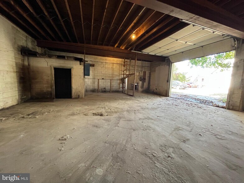 More Photos Of 407 S West Blvd, Landisville Warehouse For Lease