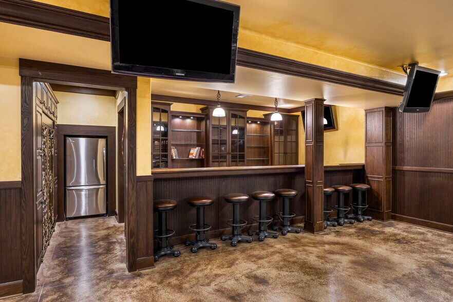 More Photos Of 4122 186th Blvd, Russell Specialty For Sale