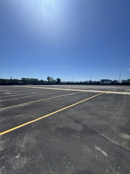 More Photos Of 621 Busse Rd, Bensenville Warehouse For Lease
