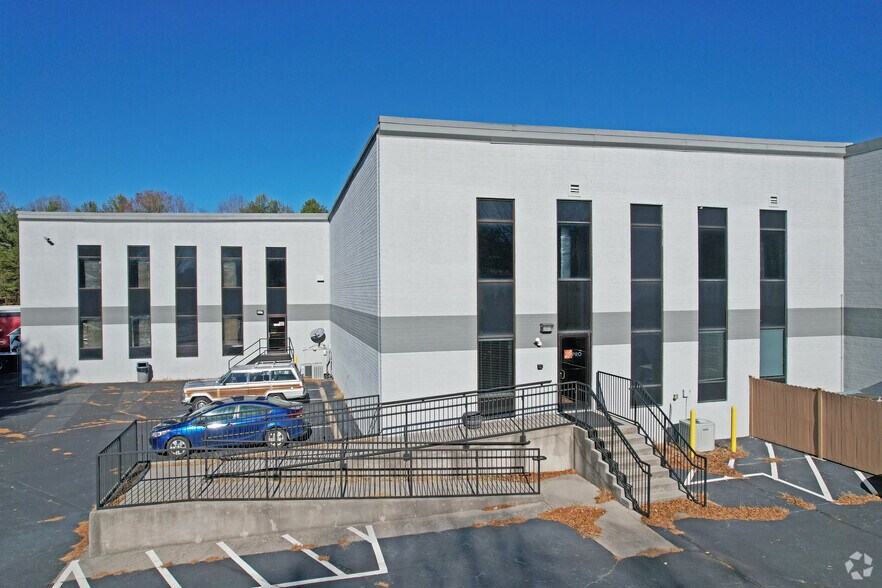 More Photos Of 550 Northridge Park Dr, Rural Hall Warehouse For Lease