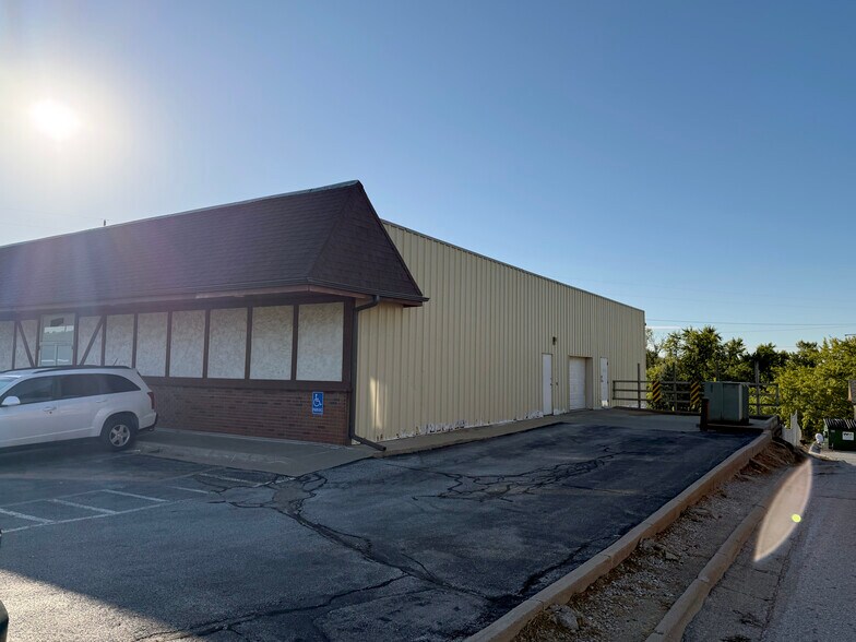 More Photos Of 10801 Blondo St, Omaha General Retail For Sale