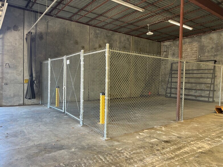 More Photos Of 1125 W Park One Dr, Sugar Land Warehouse For Sale