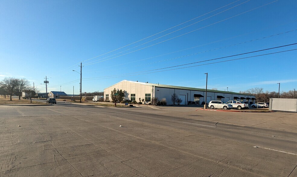 More Photos Of 310 E Trinity Blvd, Grand Prairie Warehouse For Lease
