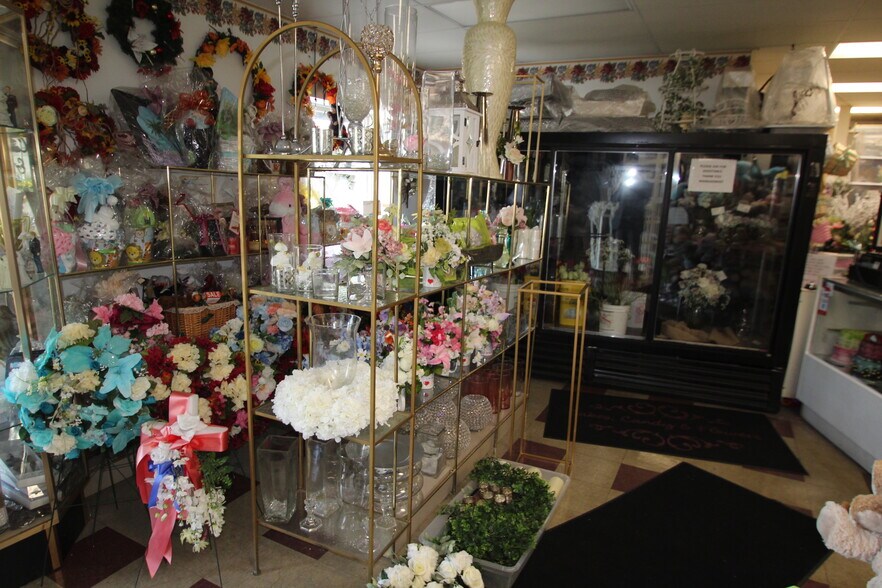 More Photos Of 8 Chestnut St, Elyria Convenience Store For Sale