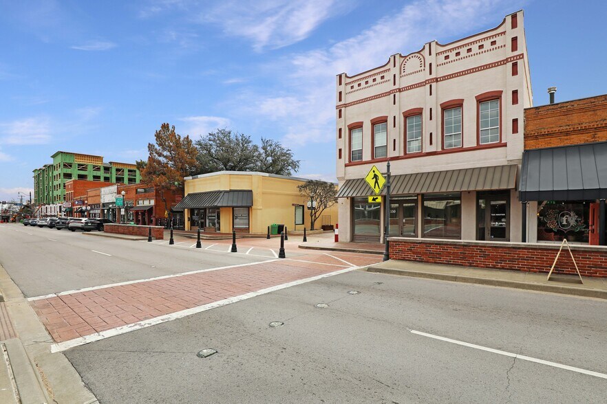 More Photos Of 150 W Main St, Lewisville Bar For Lease