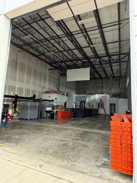 More Photos Of 1300 Lakeview Dr, Romeoville Warehouse For Lease