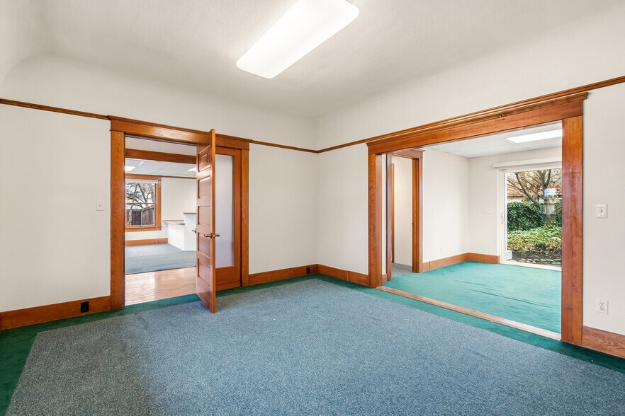 More Photos Of 858 NE A St, Grants Pass Office For Sale