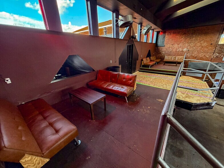 More Photos Of 906 Hampshire St, Quincy Bar For Sale