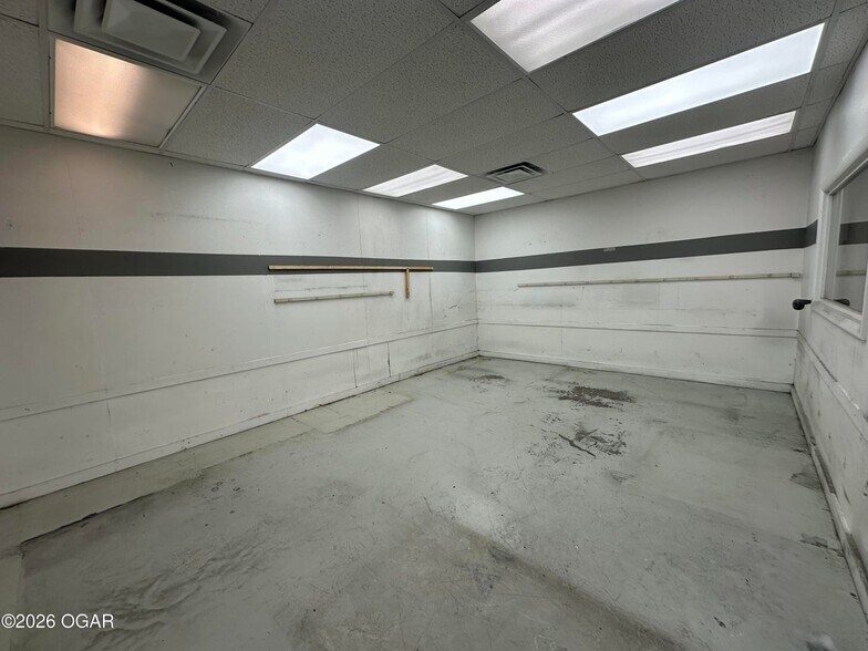 More Photos Of 3236 W 20th St, Joplin Industrial For Sale