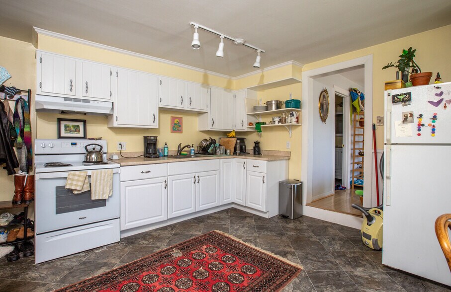 More Photos Of 17 Mechanic St, Westbrook Apartments For Sale