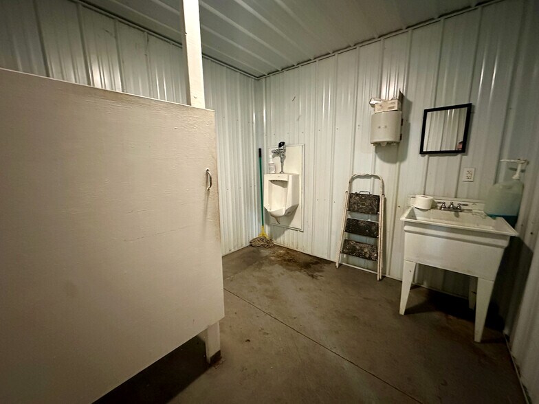 More Photos Of 7865 E Main Rd, Le Roy Warehouse For Lease