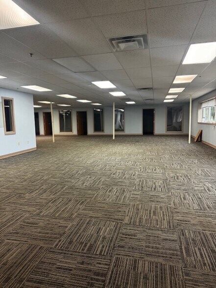 More Photos Of 402 Boyer Cir, Williston Distribution For Lease